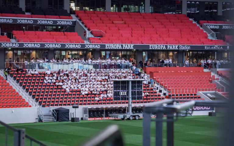 Viele Menschen in Trikots im SC Freiburg Stadion