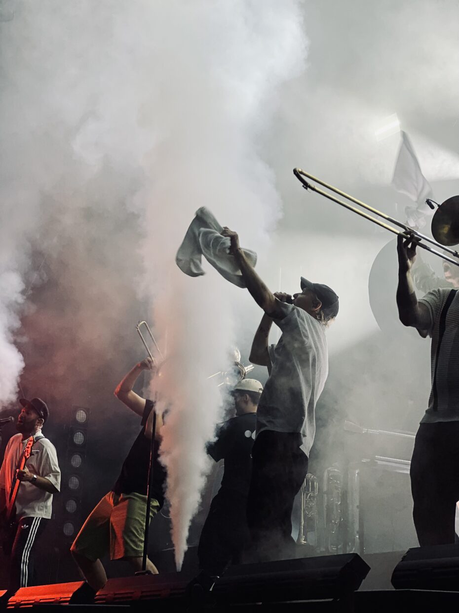Band auf der Bühne mit Rauch und Instrumenten