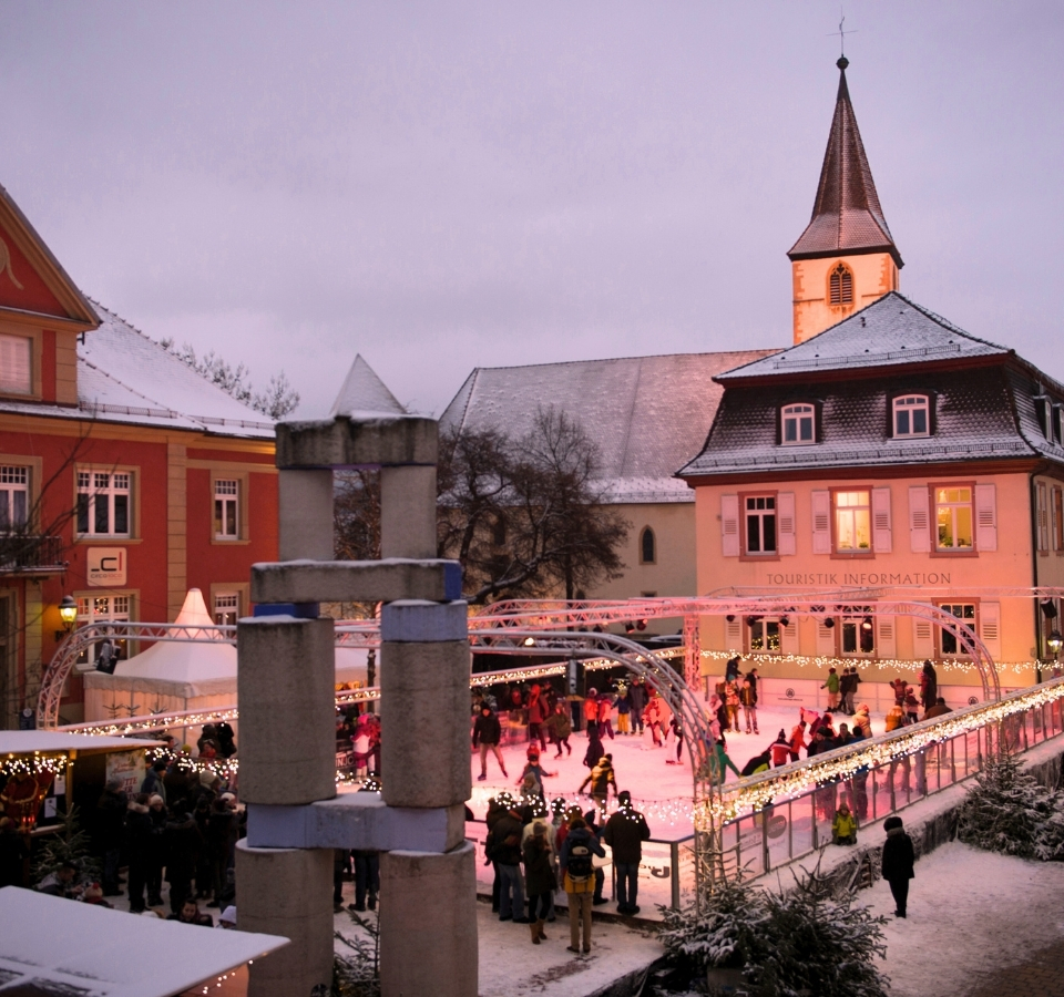 Müllheim, Markgräfler Platz, bei Dämmerung, Eisbahn