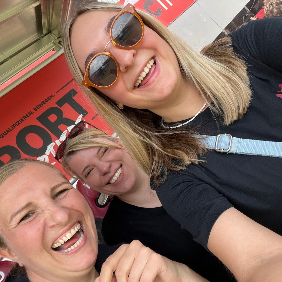 3 Frauen im Selfiemodus lachend