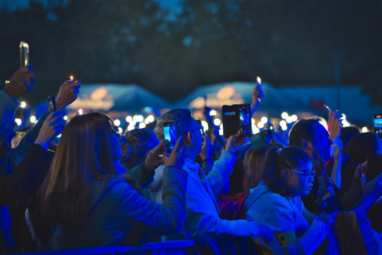 Menschen singen zur Bühne mit in der ersten Reihe