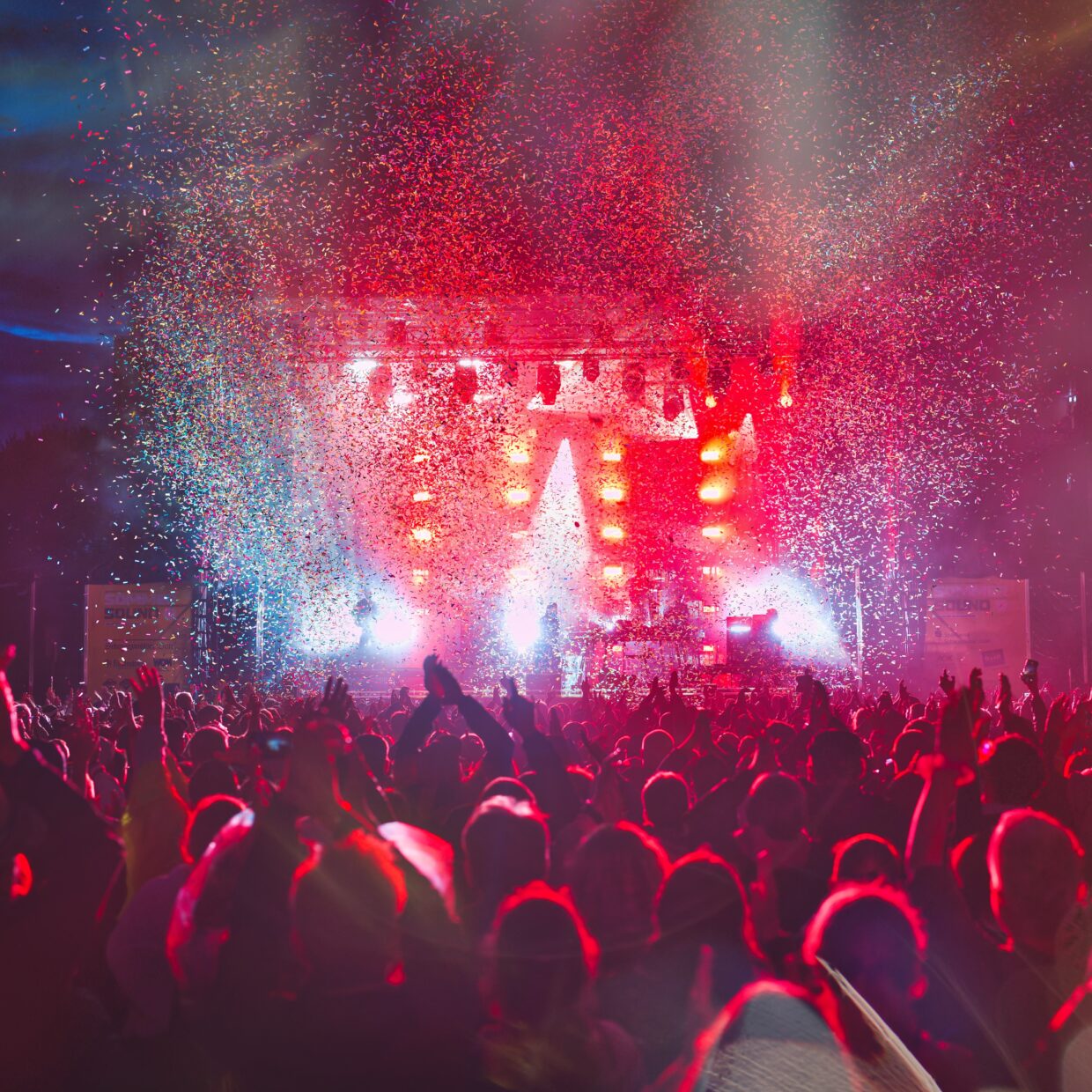 Menschen feiern, Aus der Bühne kommen Konfettikanonen